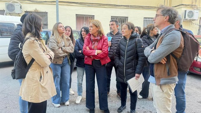 La vicepresidenta y consellera de Vivienda, Susana Camarero (c), visita el edificio afectado por el incendio del pasado lunes en el barrio Miguel Hernández de Alicante