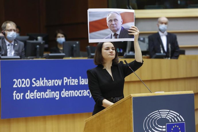 Archivo - La opositora bielorrusa Svetlana Tijanovskaya con una fotografía de Mikola Statkevich 