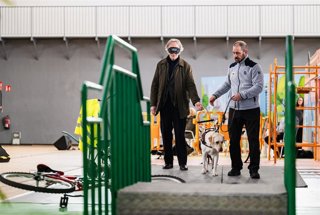 Demostración de la cita 'Mucho más que un perro' con el delegado de Sanidad, Indalecio Sánchez-Montesinos, a la izquierda en la imagen