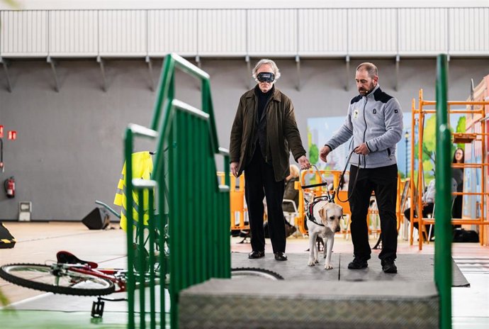 Demostración de la cita 'Mucho más que un perro' con el delegado de Sanidad, Indalecio Sánchez-Montesinos, a la izquierda en la imagen