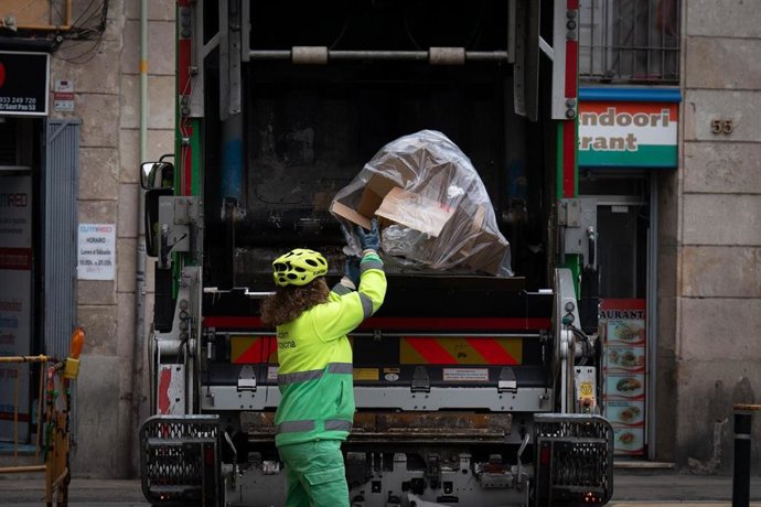 Archivo - Una persona del servicio municipal de limpieza recoge basura, en el barrio del Raval de Barcelona