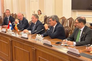 José Luis Escrivá, gobernador del Banco de España, en el Ministerio de Economía ucraniano ante su titular, Oleksii Sobolev (el primero por la izquierda).