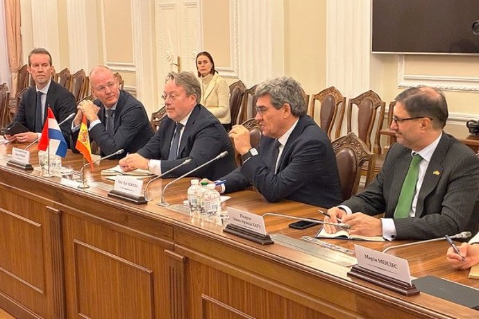 José Luis Escrivá, gobernador del Banco de España, en el Ministerio de Economía ucraniano ante su titular, Oleksii Sobolev (el primero por la izquierda).