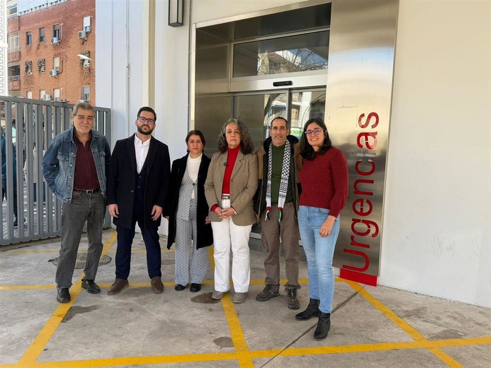 Rodríguez (3 dcha.), junto a cargos públicos y orgánicos de IU y Hacemos Córdoba, ante las puertas cerradas del Centro de Urgencias de Levante Sur.