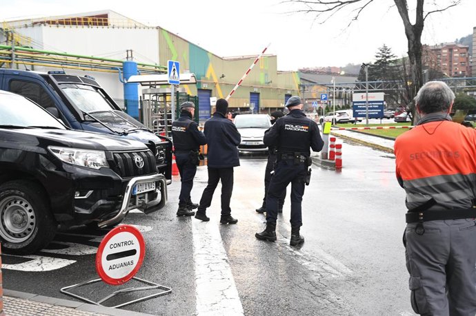Agentes de la Policía Nacional a las afueras de la sede de Sidenor, a 10 de febrero de 2026, en Basauri, Vizcaya, País Vasco (España). Efectivos de la Policía Nacional han acudido este mediodía a la sede de Sidenor de Basauri para recabar información en r