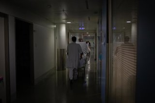 Archivo - Profesional sanitario traslada una cama móvil en la Unidad de Cuidados Intensivos –UCI- del Hospital de la Santa Creu i Sant Pau.