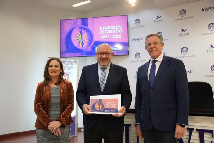 El rector de la Universidad de Córdoba, Manuel Torralbo (centro), presenta el balance de gestión del mandato 2022-2026.