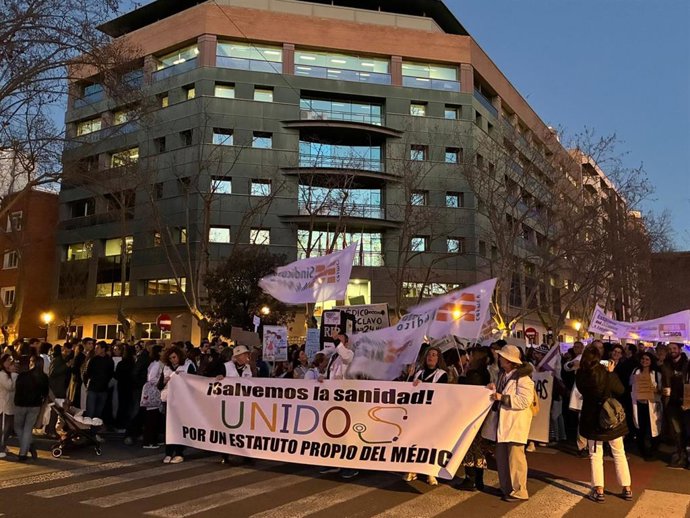 Imagen de médicos valencianos durante la concentración ante la Conselleria de Sanidad