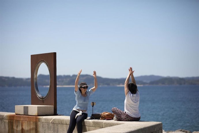 Archivo - Dos mujeres hacen ejercicio en el paseo marítimo de la playa de Sanxenxo, a 4 de junio de 2021, en Sanxenxo, Pontevedra, Galicia, (España). 
