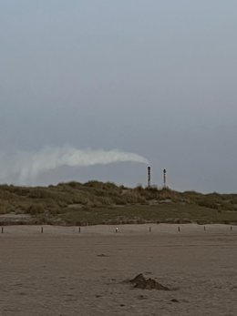 Archivo - Chimeneas de Asturiana de Zinc