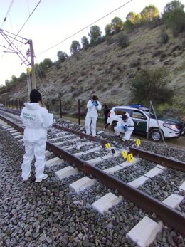 Archivo - Agentes de la Guardia Civil inspeccionan la vía del tren, con rotura, donde descarrilaron los dos trenes de alta velocidad en Adamuz (Córdoba).