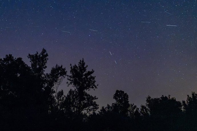 Archivo - Arquivo - 12 de agosto de 2024, Espanha, Segóvia: Meteoros cruzam o céu noturno durante a chuva de meteoros Perseidas, acima de Santo Tomé del Puerto. As Perseidas são uma chuva de meteoros prolífica que ocorre anualmente em julho e agosto. Foto