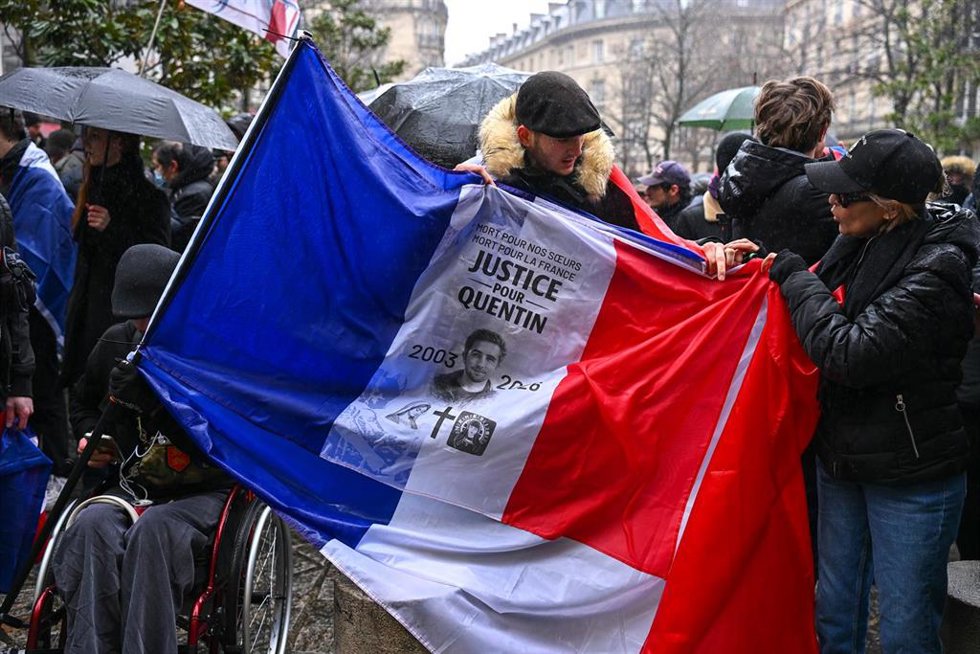 Una bandera en apoyo a Quentin Deranque, un joven de extrema derecha muerto en la ciudad francesa de Lyon tras enfrentamientos con un grupo de antifascistas