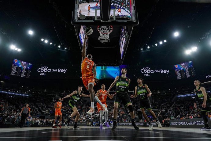 Jugada del partido de cuartos de final entre Valencia Basket y Asisa Joventut en la Copa del Rey de baloncesto de Valencia 2026, en el Roig Arena