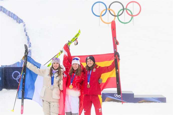 19 de fevereiro de 2026, Bormio, Itália: 260219 Emily Harrop, da França, Marianne Fatton, da Suíça, e Ana Alonso Rodriguez, da Espanha, comemoram após a final da prova de sprint feminino de esqui de montanha durante o 13º dia dos Jogos Olímpicos de Invern