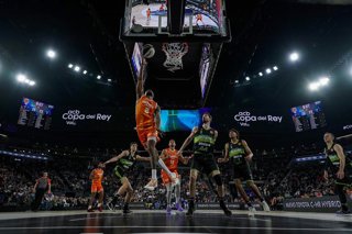 Jugada del partido de cuartos de final entre Valencia Basket y Asisa Joventut en la Copa del Rey de baloncesto de Valencia 2026, en el Roig Arena