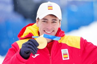 19 February 2026, Italy, Bormio: Spain's gold-medallist Oriol Cardona Coll celebrates during the medals ceremony of the men's ski mountaineering sprint final competition during the 2026 Winter Olympic Games in Milan-Cortina. Photo: Michael Kappeler/dpa
