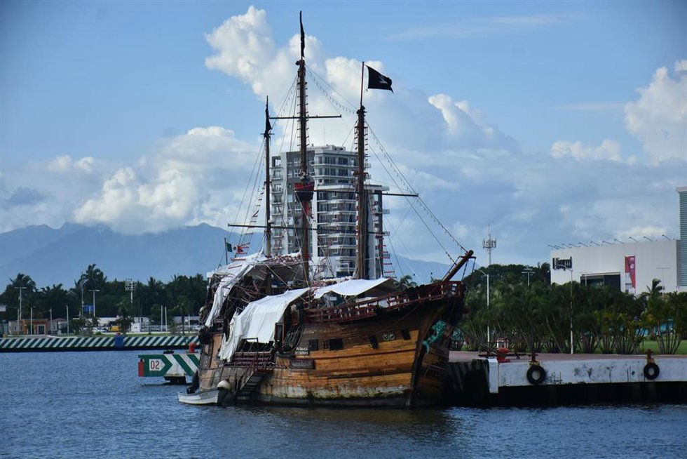Archivo - Turistas en un barco disfrutan de Puerto Vallarta, en el estado de Jalisco, en México