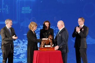 La Reina Sofía recibe el premio Gorila de Loro Parque, de la mano de su presidente, Wolfgang Kiessling, y de su mujer Brigitte. A la izquierda el presidente del Gobierno de Canarias, Fernando Clavijo, y a la derecha el presidente de Loro Parque Fundación.