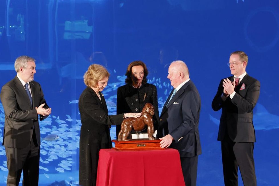 La Reina Sofía recibe el premio Gorila de Loro Parque, de la mano de su presidente, Wolfgang Kiessling, y de su mujer Brigitte. A la izquierda el presidente del Gobierno de Canarias, Fernando Clavijo, y a la derecha el presidente de Loro Parque Fundació