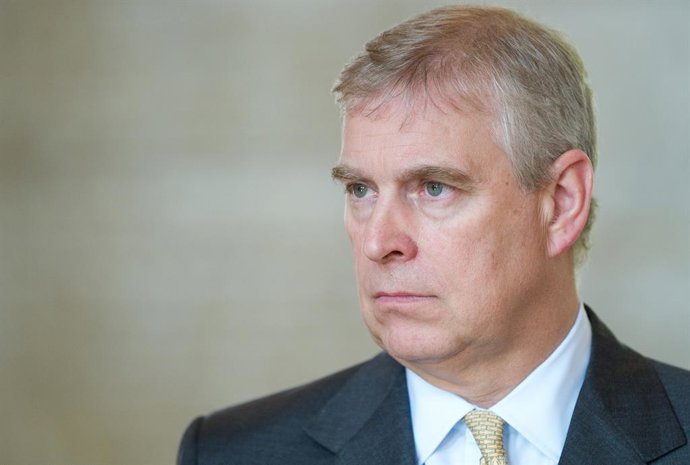 Archivo - Arquivo - ARQUIVADO - 03 de junho de 2014, Baixa Saxônia, Göttingen: Andrew Mountbatten-Windsor reage durante uma visita à Universidade Georg-August. Foto: Swen Pförtner/dpa