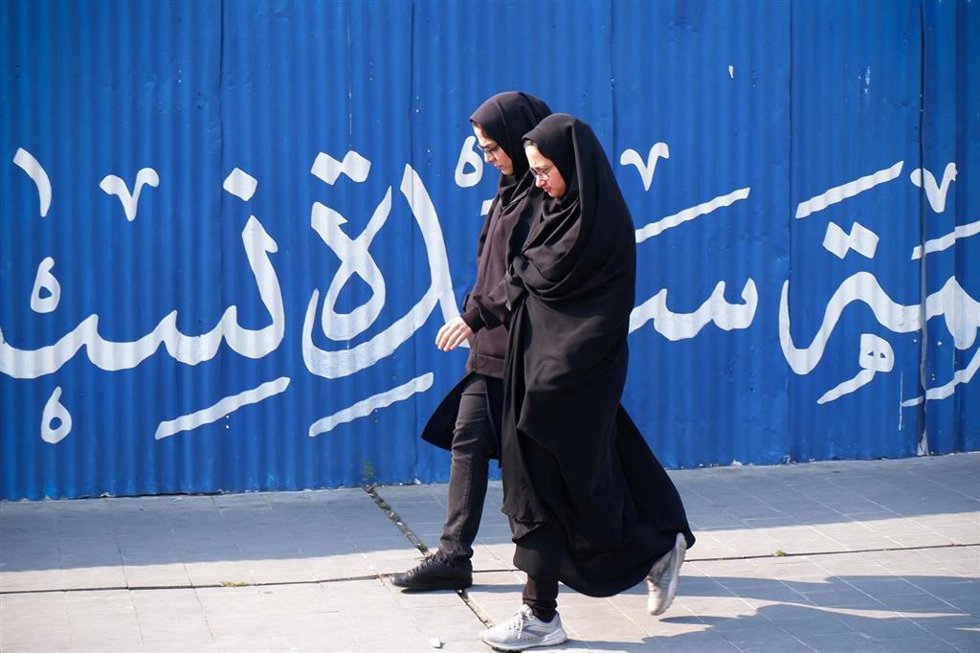 Archivo - Imagen de archivo de dos adolescentes en Teherán, Irán.