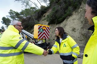 La consejera de Fomento, Articulación del Territorio y Vivienda de la Junta de Andalucía, Rocío Díaz, visita la carretera de acceso a Benamahoma (A-372). Imagen de archivo. 