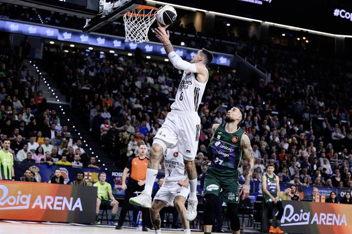 Alberto Abalde (Real Madrid) en acción durante el partido de cuartos de final de la Copa del Rey contra Unicaja en el Roig Arena de Valencia
