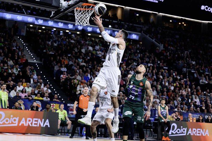 Alberto Abalde (Real Madrid) en acción durante el partido de cuartos de final de la Copa del Rey contra Unicaja en el Roig Arena de Valencia