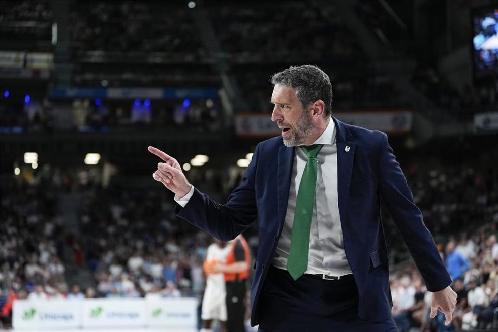 Archivo - El entrenador de Unicaja, Ibon Navarro, en un partido contra el Real Madrid