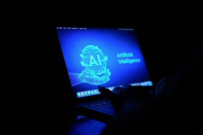 Archivo - Un ordenador con las siglas AI de Artificial Intelligence (Inteligencia Artificial), a 24 de octubre de 2025, en Barcelona, Cataluña (España). Según un estudio de la Universidad Internacional de La Rioja (UNIR), España se sitúa a la cabeza del d