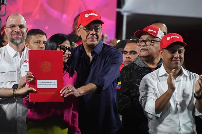 CARACAS, Jan. 30, 2026  -- Venezuela's acting president Delcy Rodriguez (L, front) and National Assembly President Jorge Rodriguez (R, front) display a copy of files related to a partial reform of the Organic Law on Hydrocarbons in Caracas, capital of Ven