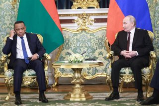 Los presidentes de Madagascar (interino), Michael Randrianirina, y de Rusia, Vladimir Putin