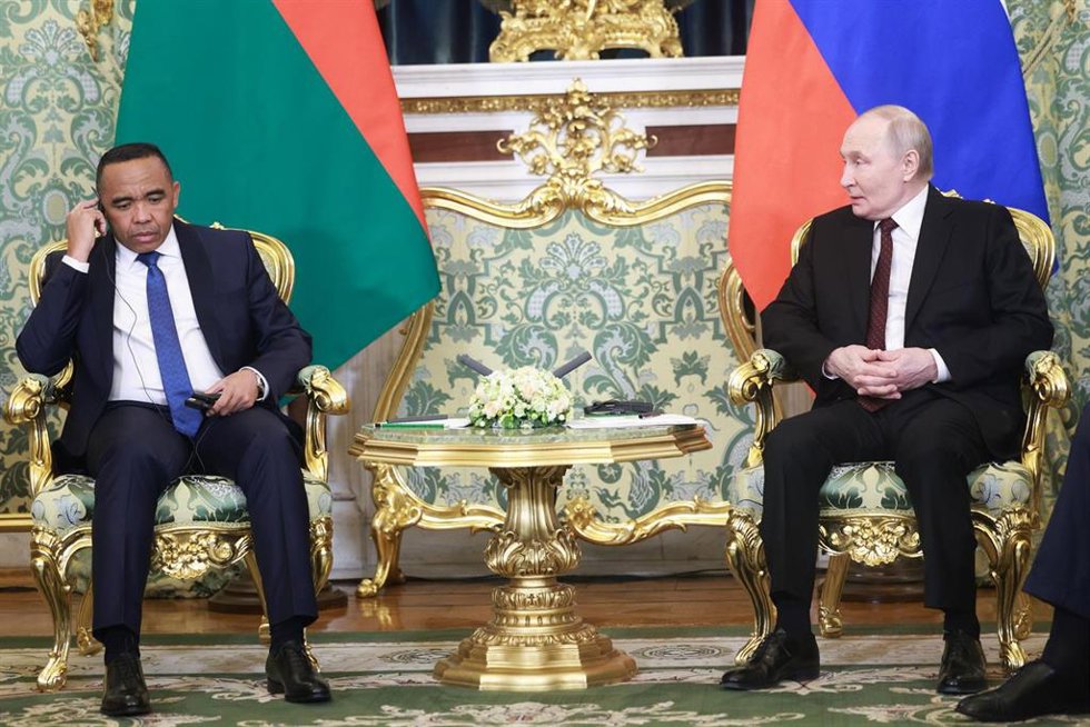 Los presidentes de Madagascar (interino), Michael Randrianirina, y de Rusia, Vladimir Putin