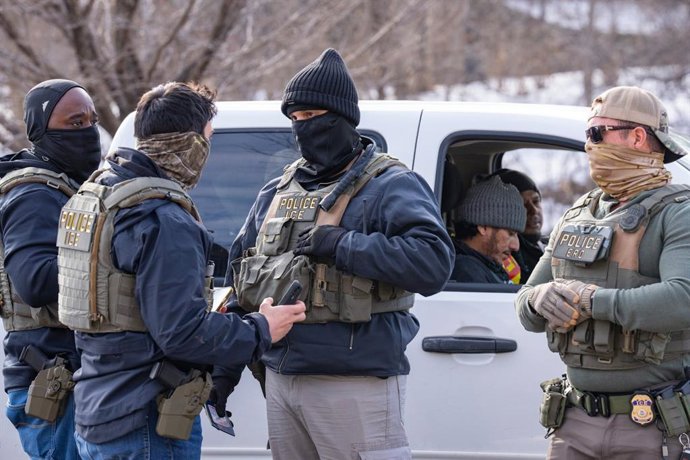 17 de fevereiro de 2026: Agentes do ICE tentam confirmar o status legal de imigração de dois homens após abordá-los na Bottineau Boulevard, perto da 35th Avenue W., em Robbinsdale, Minnesota, em 11 de fevereiro de 2026.