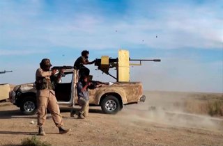 Archivo - Captura de un vídeo con combatientes de Estado Islámico en la provincia siria de Deir Ezzor