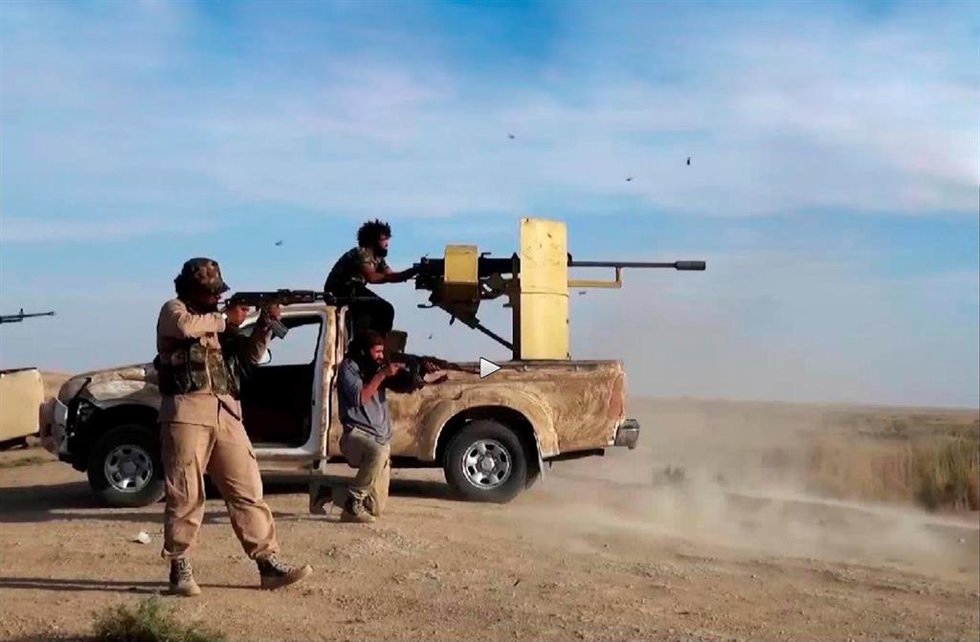 Archivo - Captura de un vídeo con combatientes de Estado Islámico en la provincia siria de Deir Ezzor