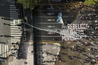 La policía utiliza un cañón de agua durante una protesta contra un proyecto de ley de reforma laboral promovido por el presidente argentino, frente al Congreso Nacional en Buenos Aires, Argentina, como parte de una huelga nacional.