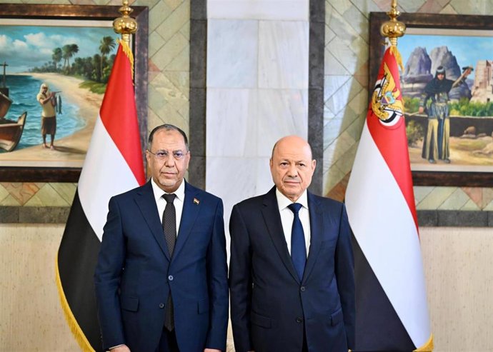 El primer ministro yemení, Shaya'a Mohsen al Zindani, y el presidente del Consejo de Liderazgo Presidencial, Rashad al Alimi, en Adén