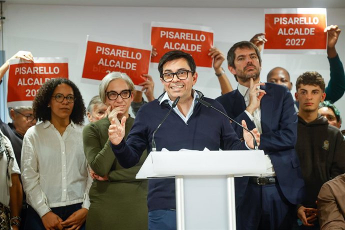 Archivo - Arxiu - El diputat del grup parlamentari Sumar, Gerardo Pisarello (c), acompanyat pel ministre de Cultura, Ernest Urtasun (d) i l'exalcaldesa de Barcelona, Ada Colau (2i)