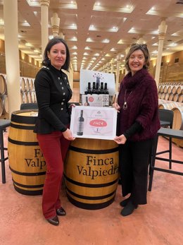 Familia Martínez Bujanda dona 1.562 euros a la ONG Coopera gracias a su vino solidario 'CoNparte'