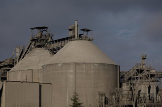 Archivo - Vista de una fábrica de cemento