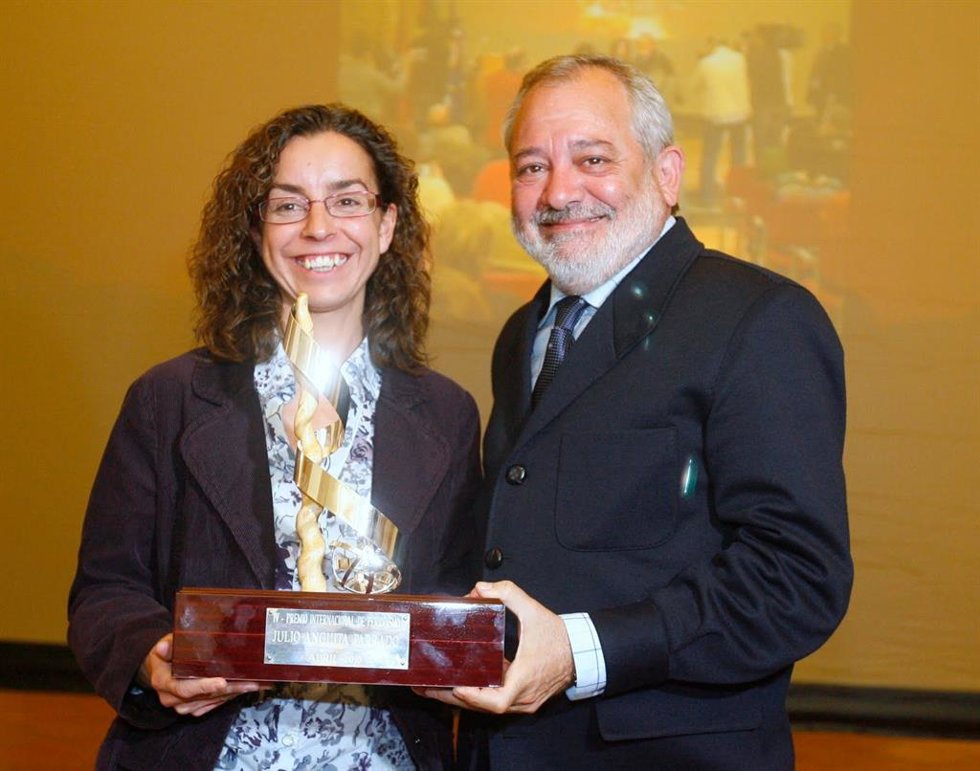 Archivo - Mónica Bernabé recibe de manos de Andrés Ocaña el premio Julio Anguita Parrado en foto de archivo