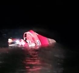 Imagen del barco hundiéndose.