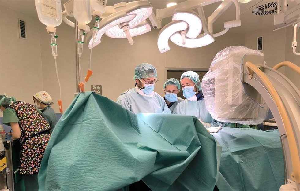 Archivo - Sanitarios operan en uno de los quirófanos del Hospital de Inca.