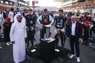Archivo - Mohammed Ben Sulayem, Oscar Piastri, Max Verstappen, Lando Norris y Stefano Domenicali en el Circuito de Yas Marina de Abu Dabi en el test de pretemporada de la Fórmula 1