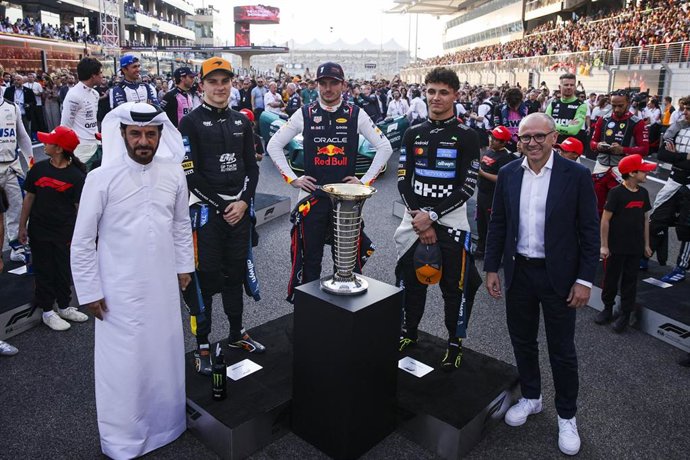 Archivo - Mohammed Ben Sulayem, Oscar Piastri, Max Verstappen, Lando Norris y Stefano Domenicali en el Circuito de Yas Marina de Abu Dabi en el test de pretemporada de la Fórmula 1