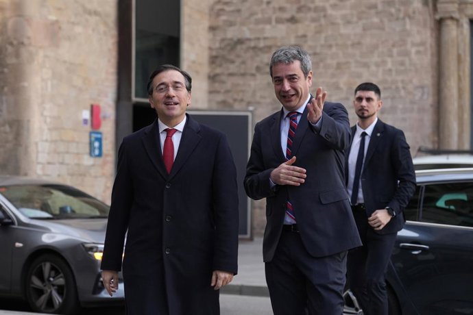 El ministro de Exteriores, José Manuel Albares, y el director general de Casa Asia, José Pintor.