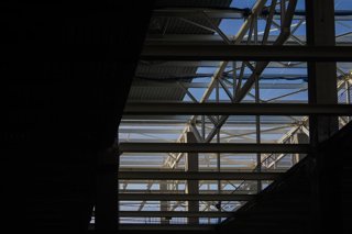 Archivo - Vigas en un terreno en obras y construcción, durante una visita a la gigafactoría PowerCo, a 24 de noviembre de 2025, en Sagunt