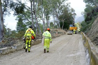  Operarios trabajando en la reapertura de la carretera de acceso a Benamahoma (A-372), gravemente dañada por las fuertes borrascas ocurridas en Andalucía. ARCHIVO.